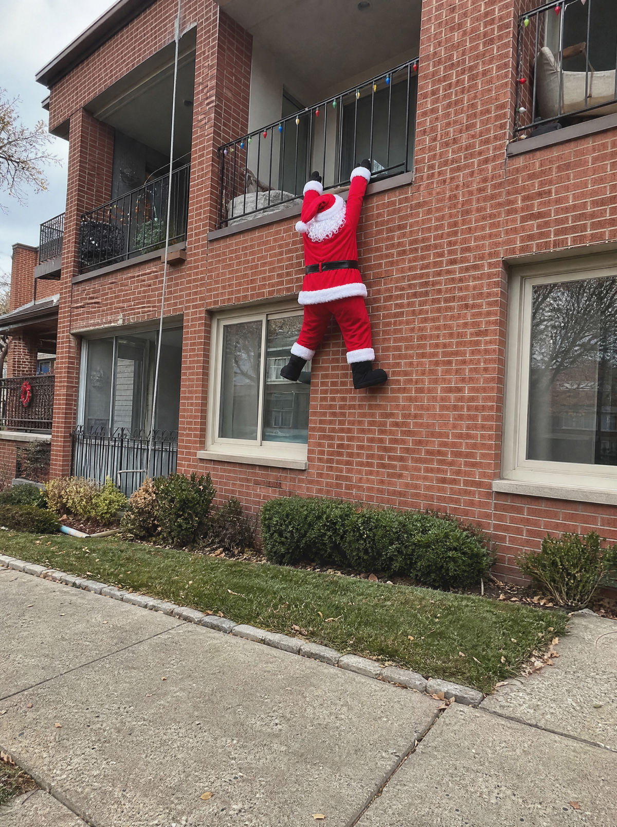 HangClaus on balcony